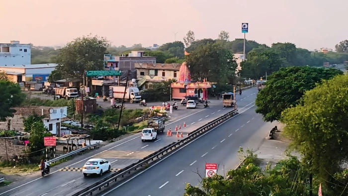 धार में सड़कें चकाचक, सफर जानलेवा: 16 दिन में आठ लोगों की मौत, इसमें युवाओं की संख्या ज्यादा