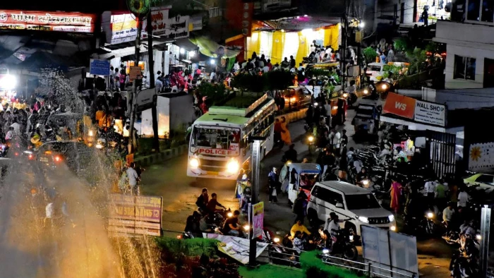 जबलपुर में नो एंट्री के बावजूद शहर में दौड़ रहीं बसें, बंदरिया तिराहा, छोटी लाइन से घुस रहीं, ग्वालियर जैसे हादसे का खतरा
