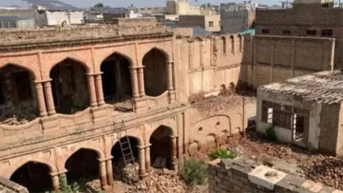 पाकिस्तान में 200 साल पुराने रामलीला मंदिर को गिराने की साजिश! हिंदुओं के विरोध पर प्रशासन ने लिया एक्शन