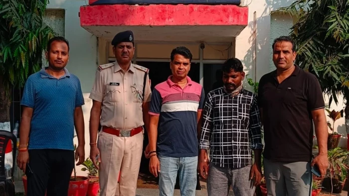 संघमित्रा एक्सप्रेस में मुंह छिपाकर लेटा था डकैत, साइबर सेल की सूचना पर आरपीएफ ने जबलपुर में दबोचा