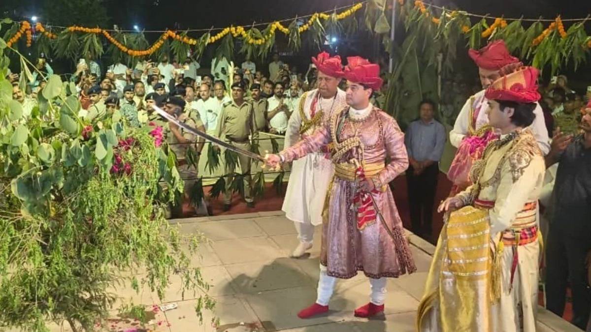 ग्वालियर में जीवंत हुई सिंधिया राजसी परंपरा: ज्योतिरादित्य और महानआर्यमन ने किया शमी पूजन, सोने की पत्तियां लूटने उमड़े लोग