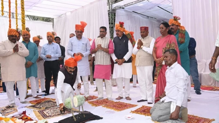 जबलपुर के शासकीय कार्यालयों में शस्त्रो रक्षण रक्षामि गूंजा, पूजन के दौरान अधिकारियों ने किया हर्ष फायर