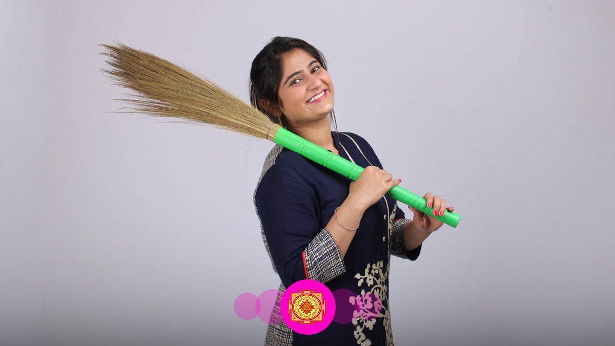 Vastu Tips बिस्तर के नीचे भूलकर भी न रखें झाड़ू, इन परेशानियों से हो