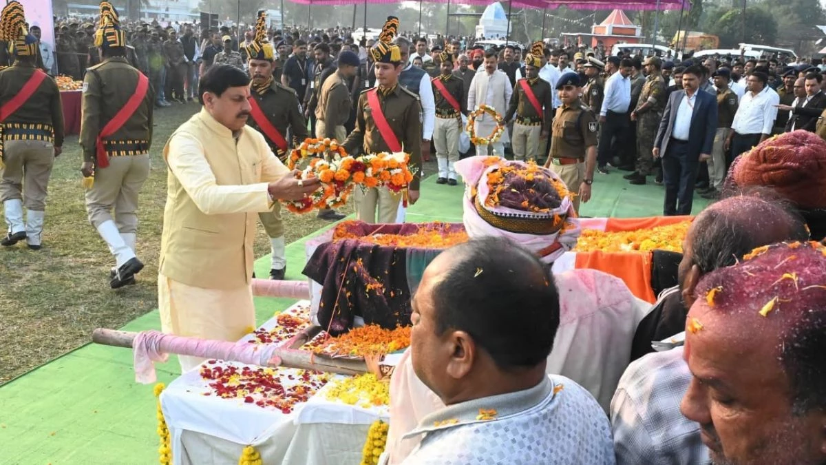 शहीद आशीष शर्मा पंचतत्व में विलीन, CM मोहन यादव ने दिया कंधा, छोटे भाई को सब इंस्पेक्टर बनाने का एलान