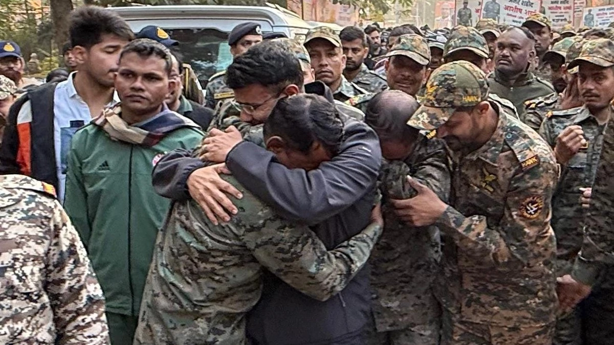 माओवादी मुठभेड़ में बलिदान देने वाले आशीष शर्मा को अंतिम विदाई देते हुए रो पड़े बालाघाट के एसपी और जवान