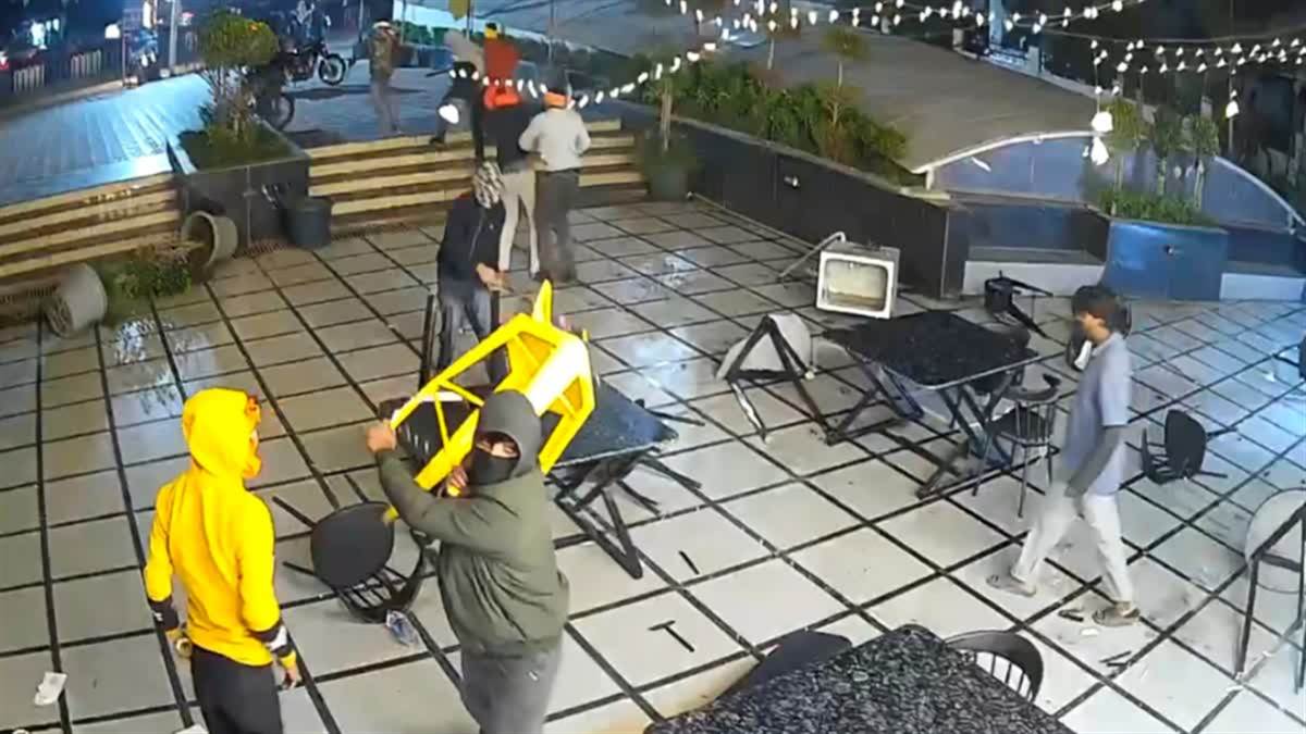 भोपाल में दिनदहाड़े हमला! कैफे में 20 ज्यादा नकाबपोश बदमाशों ने मचाई तोड़फोड़, CCTV में कैद हुई घटना