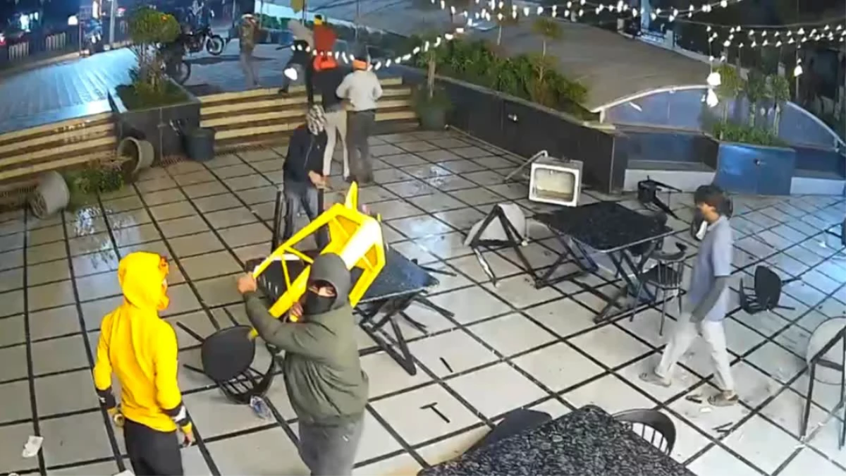 भोपाल में दिनदहाड़े हमला! कैफे में 20 ज्यादा नकाबपोश बदमाशों ने मचाई तोड़फोड़, CCTV में कैद हुई घटना