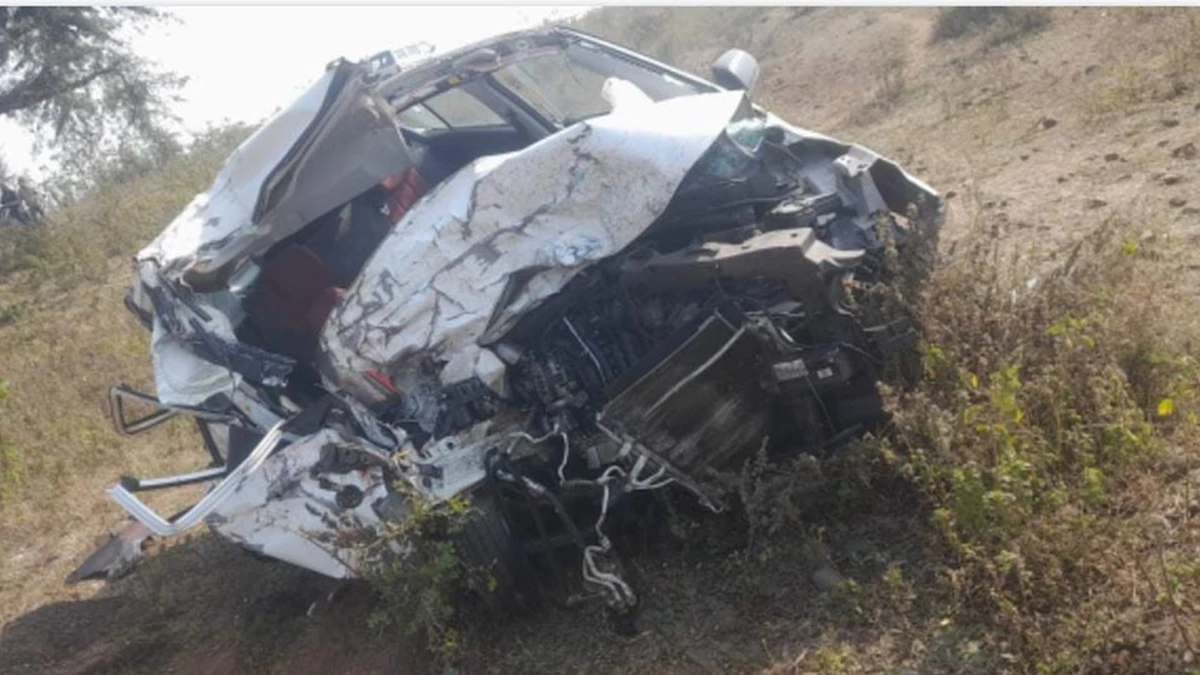 गुना-आरोन रोड पर ट्रक की टक्कर से कार सवार तीन युवकों की मौत, चार लोग घायल