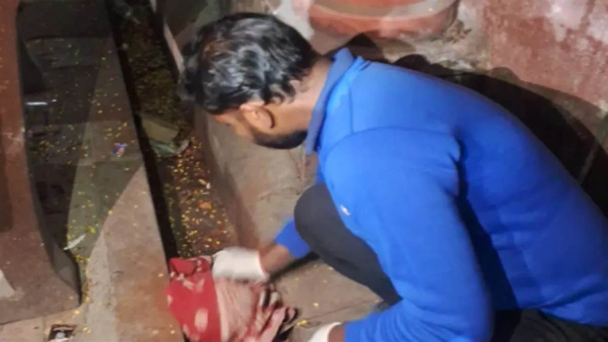 बिन ब्याही मां ने बाथरूम में दिया बच्चे को जन्म, राज छिपाने के लिए मासूम को नाली में फेंका