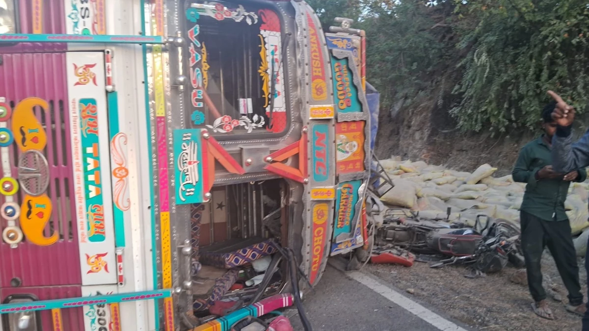 छिंदवाड़ा के दमुआ-रामपुर के बीच पलटा सीमेंट से भरा ट्राला, 2 की मौत, कई घायल
