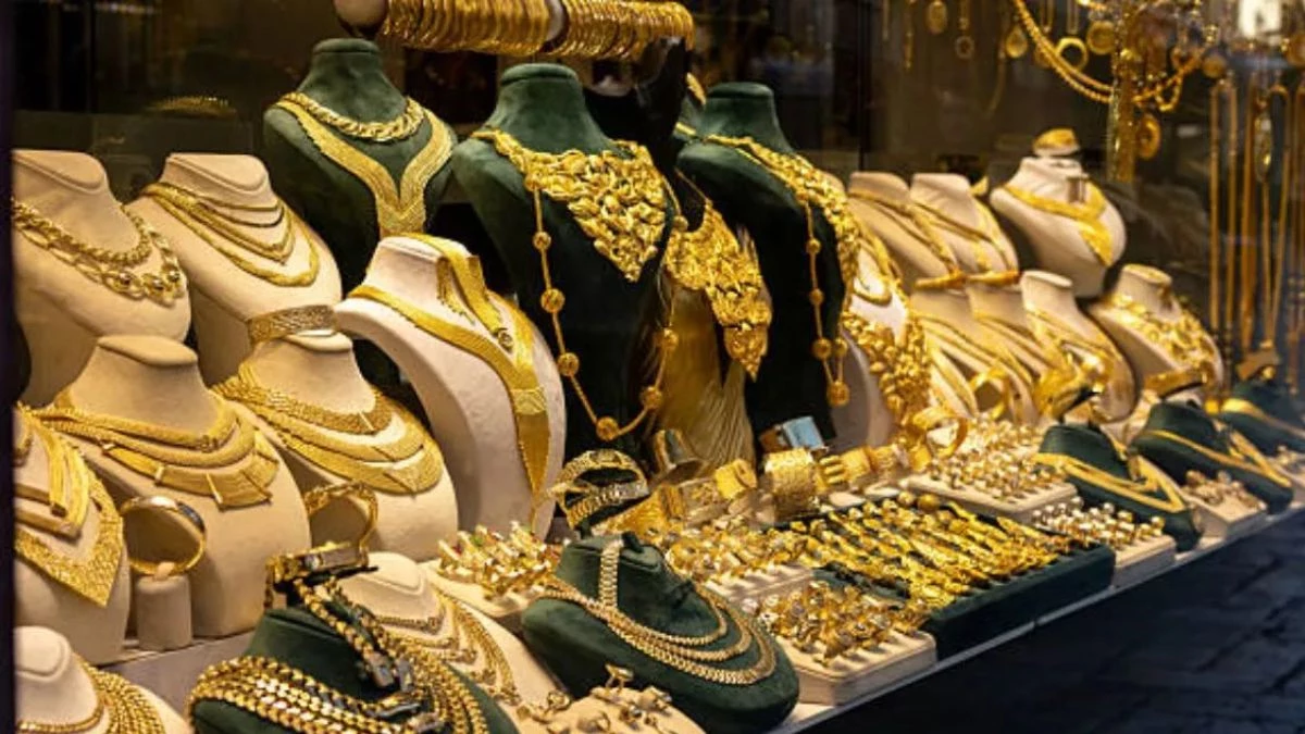 इंदौर के सराफा बाजार में जीएसटी का 'सर्जिकल स्ट्राइक', बाजार खुलते ही 3 बड़ी दुकानों पर टीम की दबिश