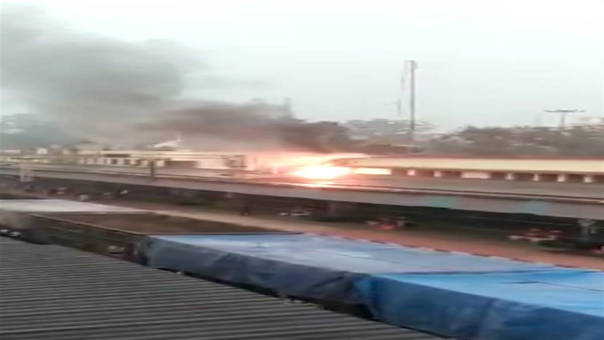 Raigarh news: स्टेशन के पैनल बोर्ड में शार्ट सर्किट से लगी आग