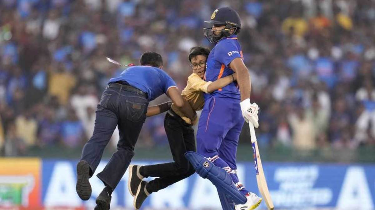 Ind vs NZ 2nd ODI: रोहित के लिए गजब की दीवानगी, गले मिलने मैदान में घुसा प्रशंसक, देखते रह गए सुरक्षाकर्मी