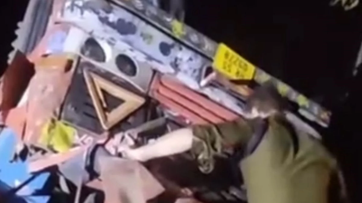 अनियंत्रित होकर पलटा वाहन, हादसे में एक युवक ने तोड़ा दम, तीन घायल