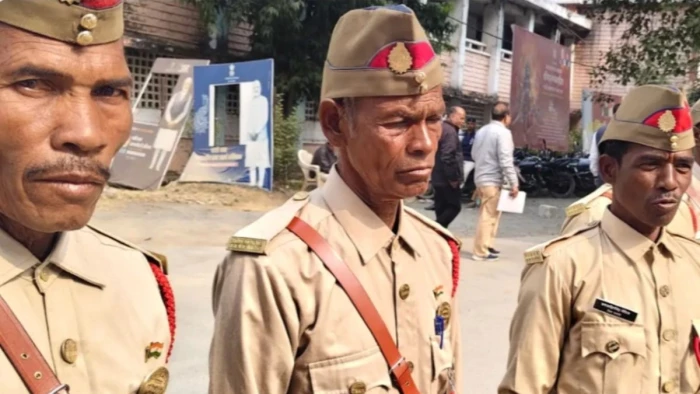 आदिवासी-हरिजन किसान पुलिस की वर्दी पहनकर पहुंचे कलेक्ट्रेट, बोले- हम अपनी सुरक्षा खुद करेंगे