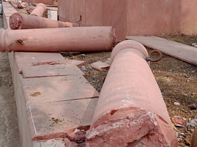 असामाजिक तत्वों की अराजकता: रायपुर आक्सीजोन में पत्थरों के 25 खंभों को गिराकर तोड़ा