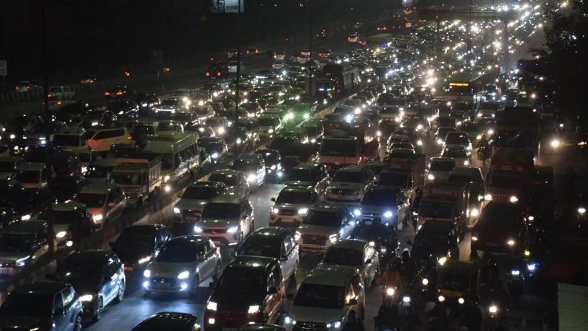 Traffic Jam in Delhi: किसान आंदोलन से गाजीपुर बॉर्डर पर NH-9 पर लगा भीषण जाम, घंटों फंसे रहे हजारों वाहन