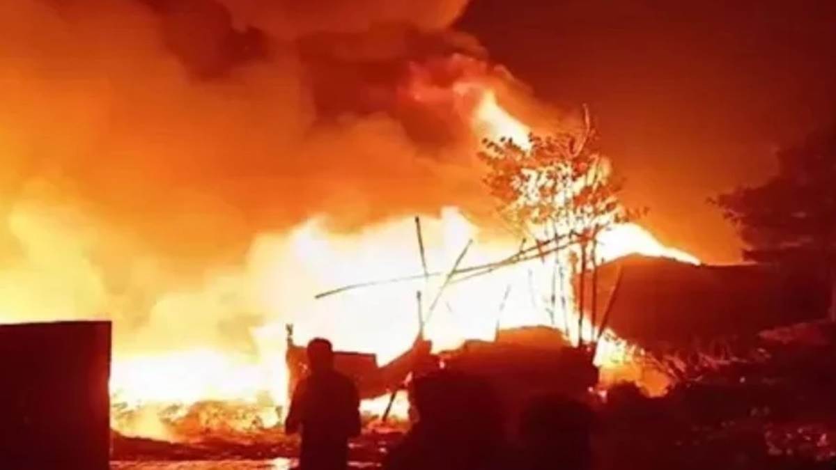 मऊगंज के हनुमना आरटीओ चेक पोस्ट पर बवाल, ट्रक ड्राइवरों ने झोपड़ी में लगाई आग; अवैध वसूली का आरोप