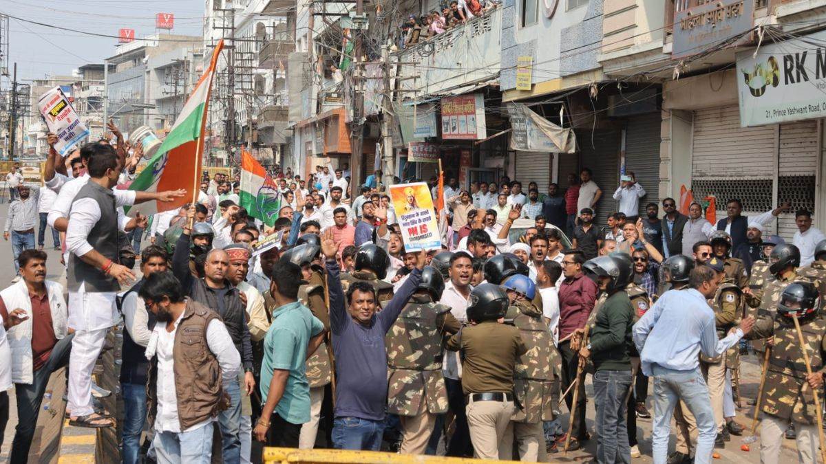 इंदौर में भाजपा कार्यकर्ताओं ने गांधी भवन पर किया पथराव, कांग्रेस जिला अध्यक्ष विपिन वानखेड़े का सिर फूटा