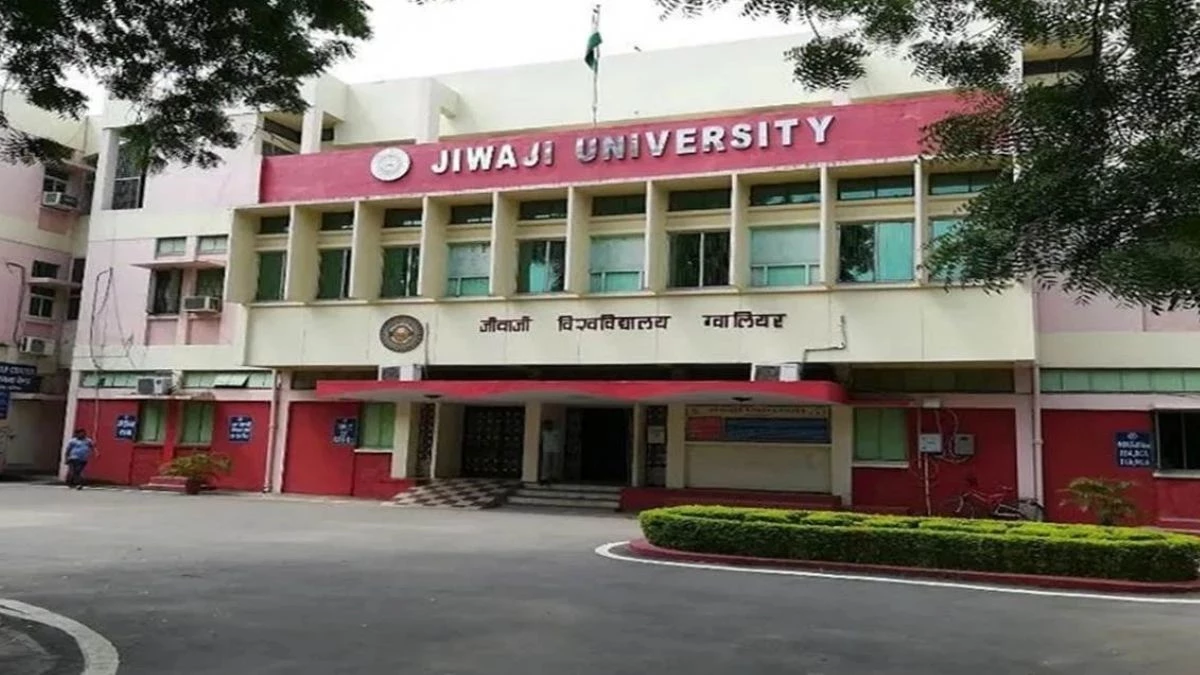 जीवाजी यूनिवर्सिटी में अब आवारा कुत्तों को खाना खिलाने पर बैन, परिसर में 21 दिन में होगी फेंसिंग