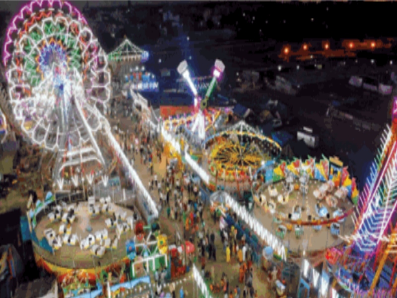Gwalior trade fair 2021: व्यापार मेले में कोरोना ने घटाई भीड़, 20 रुपये में जमकर झूले झूल रहे सैलानी