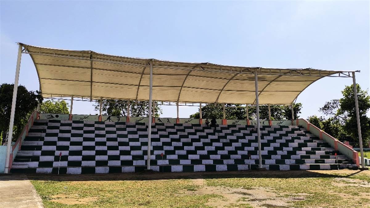 Raigarh News: लाखों की लागत से बन रहे रायगढ़ स्टेडियम के पवेलियन का शेड पिल्हर सहित उखड़ा