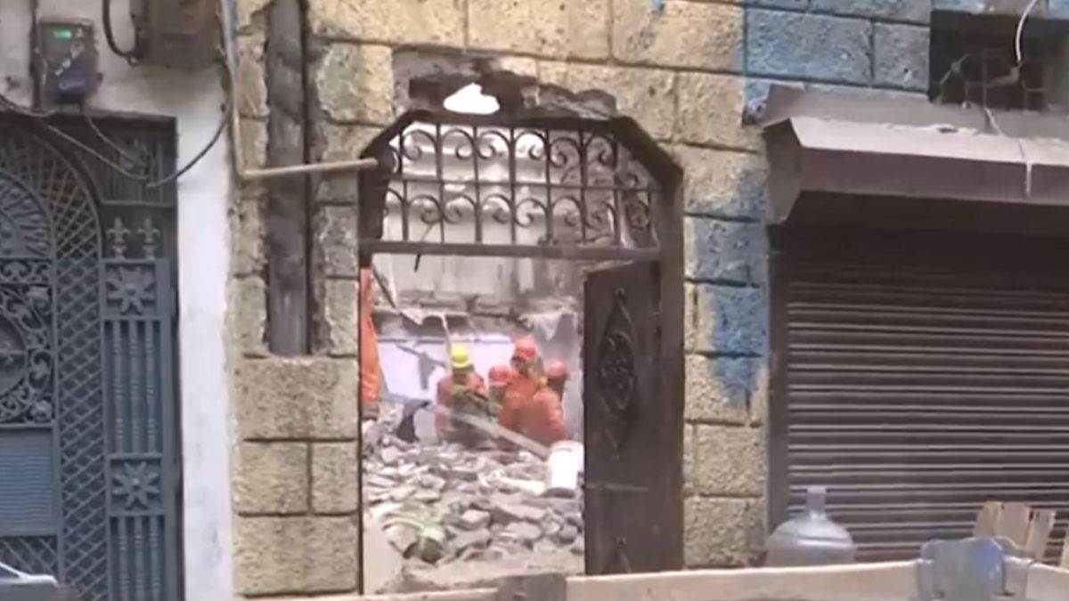 Top News Today: दिल्ली के कबीर नगर में 2 मंजिला इमारत गिरी, 2 की मौत, देखिए फोटो-वीडियो