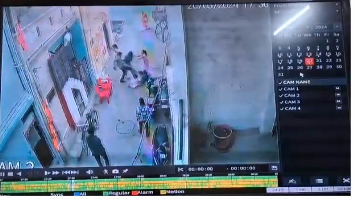 Indore Crime News: इंदौर में मकान के झगड़े में महिला को घर से निकालकर बेरहमी से पीटा, देखें Video