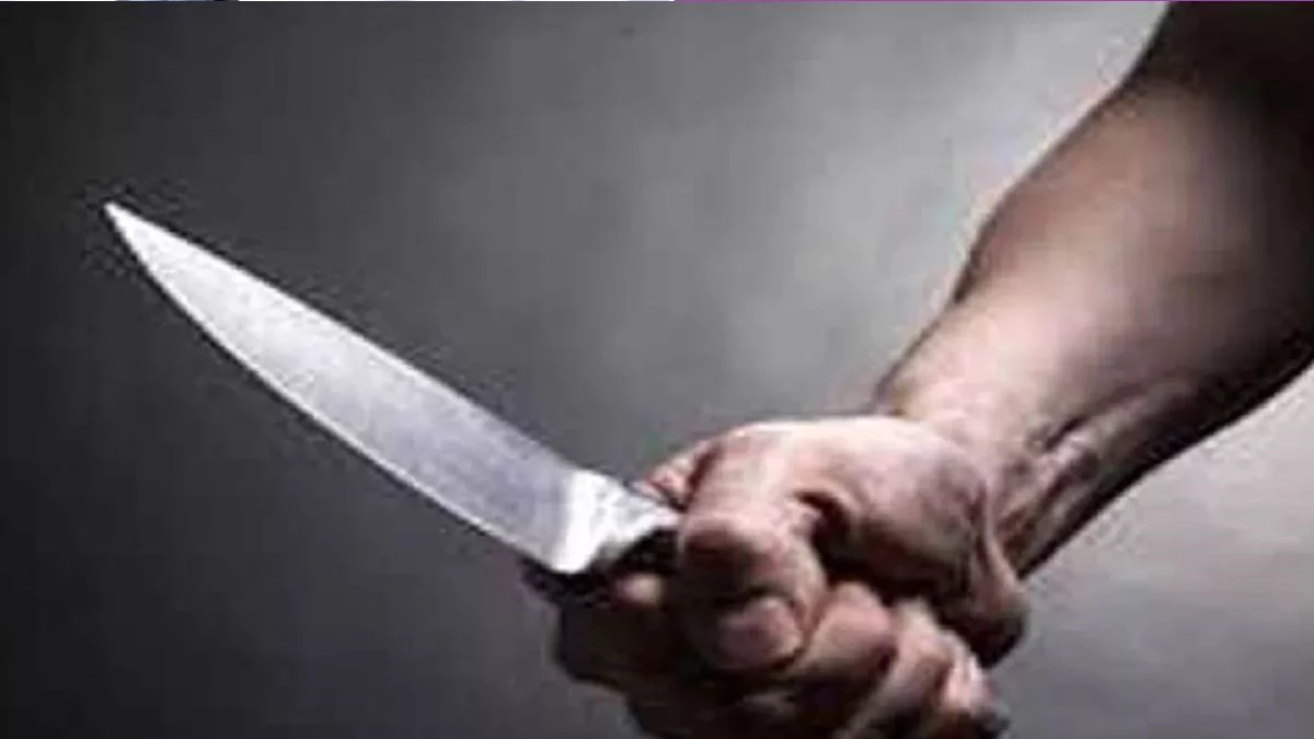 रतलाम में युवक पर जानलेवा हमला, पीठ में फंसा चाकू; खून से भीगी शर्ट