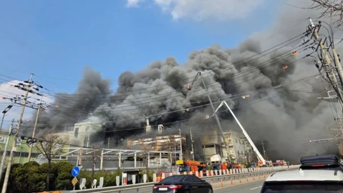 दक्षिण कोरिया में कार पार्ट्स फैक्ट्री में आग लगने से 10 कर्मचारी जिंदा जले, 59 घायल