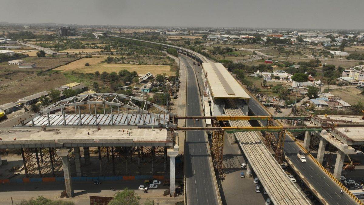 इंदौर के लवकुश चौराहे पर बन रहे डबल डेकर फ्लाईओवर का फाइनल टच, धकेलकर रखी जाएगी 400 टन वजनी 65 मीटर लंबी स्टील गर्डर