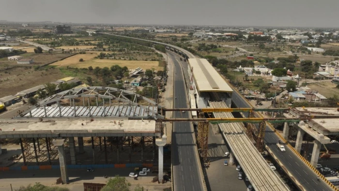 इंदौर के लवकुश चौराहे पर बन रहे डबल डेकर फ्लाईओवर का फाइनल टच, धकेलकर रखी जाएगी 400 टन वजनी 65 मीटर लंबी स्टील गर्डर