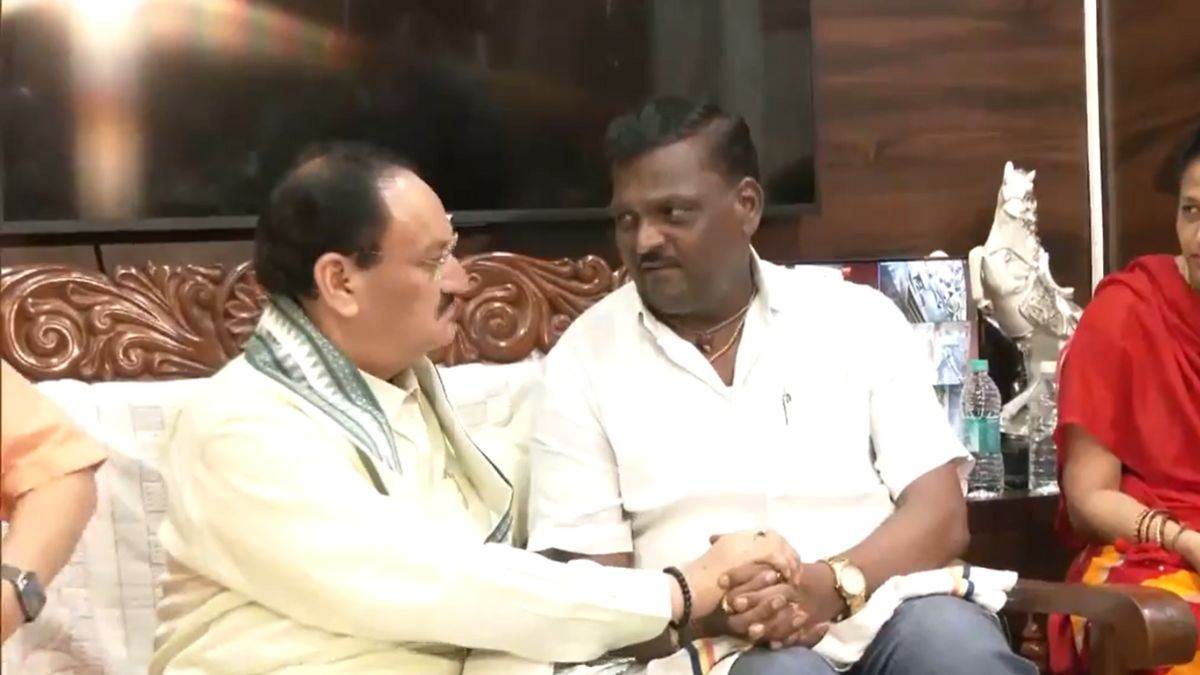 Neha Hiremath murder case: नेहा हीरेमथ के परिजनों से मिलने घर पहुंचे जेपी नड्डा, बोले- CBI को केस सौंपे सरकार