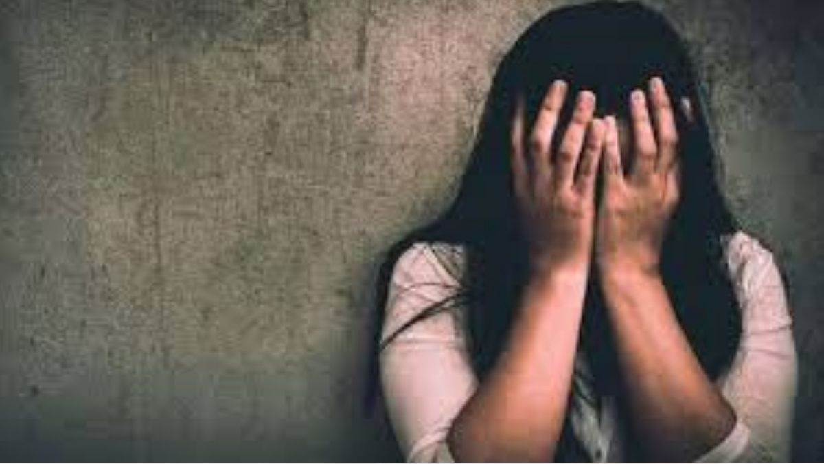 15 साल की नाबालिग लड़की से रेप का मामला... पीड़िता की मां पर जुर्म छुपाने का आरोप, पॉक्सो एक्ट में हुई FIR