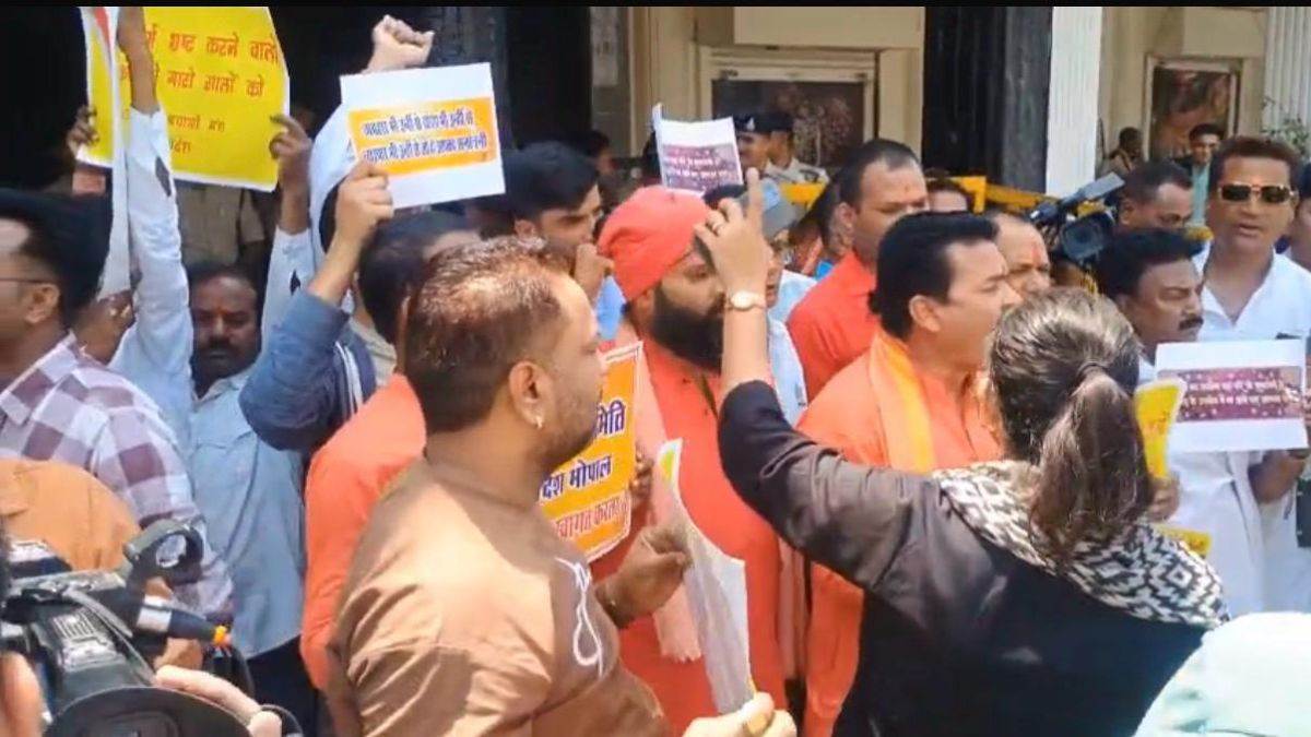 लेंसकार्ट के ड्रेस कोड पर बवाल... भोपाल में हिंदू संगठनों ने शो-रूम का घेराव कर कर्मचारियों को लगाया तिलक, दी बहिष्कार की चेतावनी