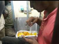 Itarsi Railway News: गर्मी की छुट्टियों में ट्रेनों में इतनी भीड़, टायलेट में बैठकर खाना खा रहे यात्री