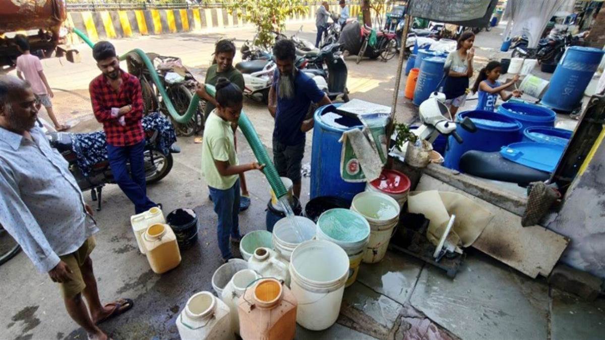 इंदौर में गहराया जलसंकट... दावों के बीच सड़कों से लेकर पार्षदों के दफ्तर तक हंगामा, गुस्साई महिलाओं ने घेरा