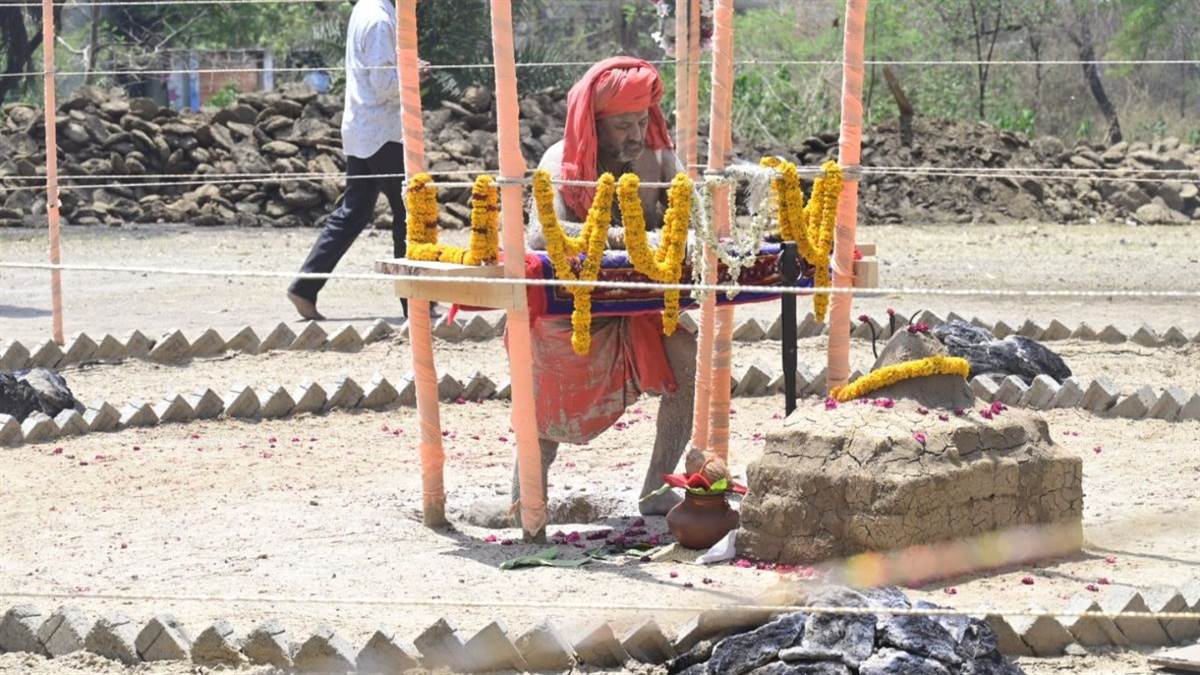 देवास में भीषण गर्मी के बीच महंत बालयोगी संतोष नाथ महाराज ने शुरू की 41 दिनी पंच धूनी एवं खड़ी तपस्या