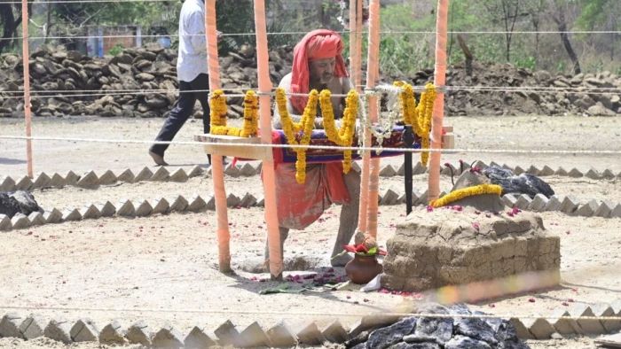 देवास में भीषण गर्मी के बीच महंत बालयोगी संतोष नाथ महाराज ने शुरू की 41 दिनी पंच धूनी एवं खड़ी तपस्या