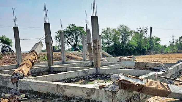 ग्वालियर में भाई को टेंडर मिला टेंडर, तो गुस्से में बन रही उसकी बिल्डिंग पर चलाया बुलडोजर