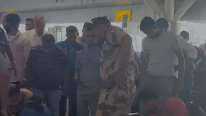 रायपुर के स्वामी विवेकानंद एयरपोर्ट के वेटिंग हॉल में 30 फीट ऊंची सीलिंग से गिरा मजदूर, यात्रियों के बीच मची अफरा-तफरी