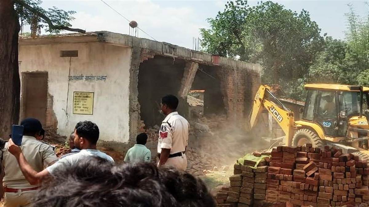 Ambikapur Information : उच्च न्यायालय के आदेश पर दो भाइयों का ढहाया गया पीएम आवास