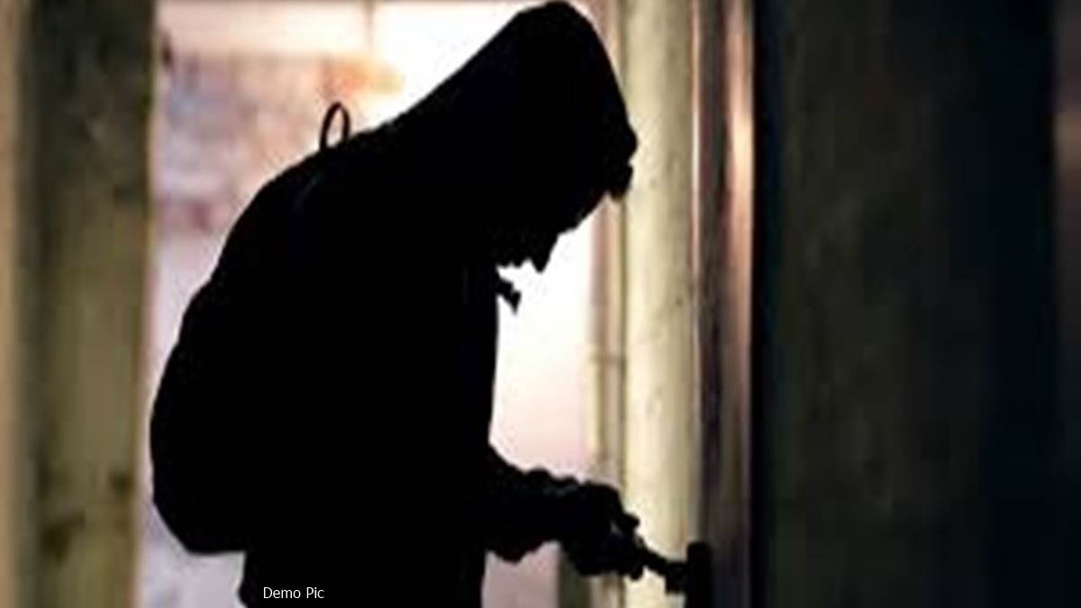 Raipur Crime: रायपुर में चोरी की वारदात को अंजाम देने 10 फीट ऊंची दीवार फांदकर घर में घुसा चोर, देखिए ये CCTV