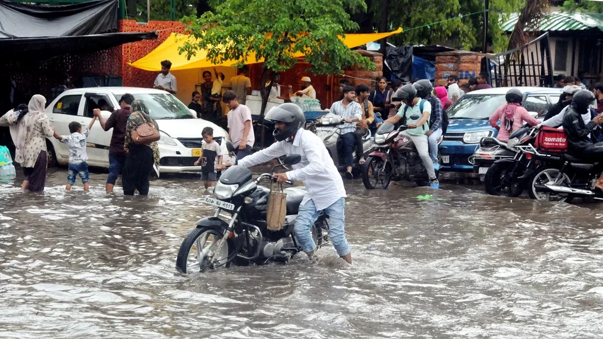 Monsoon: दिल्ली में मानसून की एंट्री, यूपी-राजस्थान में झमाझम बारिश; इन राज्यों में IMD ने जारी किया अलर्ट