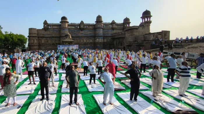 ग्वालियर के ऐतिहासिक दुर्ग पर मना अंतरराष्ट्रीय योग दिवस: प्रभारी मंत्री तुलसीराम सिलावट और प्रशासनिक अफसरों ने किया योगाभ्यास, स्विमिंग पूल में भी हुआ अनोखा योग