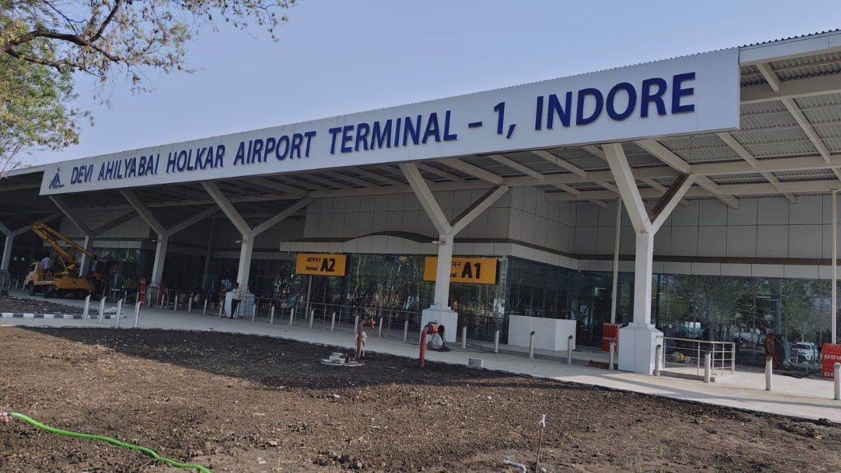 इंदौर एयरपोर्ट को साढ़े 3 माह बाद भी उड़ान का इंतजार, लोकार्पण के बाद टर्मिनल-1 पर पसरा सन्नाटा, ढाई हजार यात्री घटे