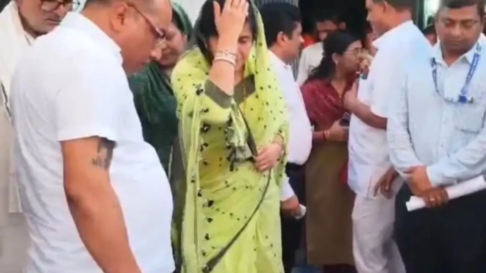 सीधी में ट्राईसाइकिल के लिए विधायक के पैरों पर गिरी दिव्यांग आदिवासी महिला, परेशानी सुन MLA रीति पाठक ने पकड़ा सिर