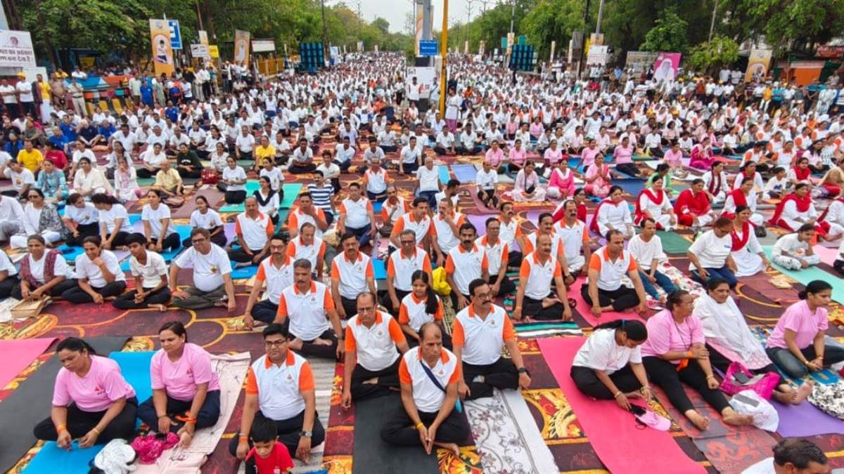 अंतरराष्ट्रीय योग दिवस: इंदौर में 10 हजार से अधिक योग साधकों ने सामूहिक रूप से भ्रामरी प्राणायाम कर बनाया विश्व रिकॉर्ड