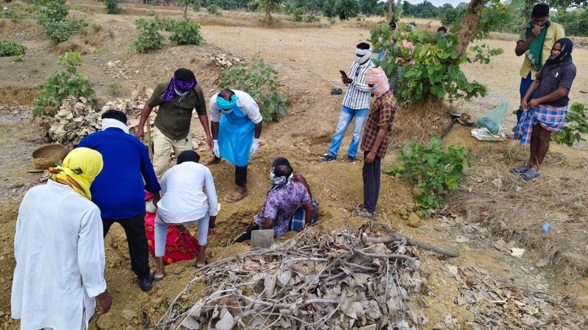 कोरबा में पत्नी की मांग पर छह दिन बाद कब्र से निकाला शव, सामने आए कई सवाल; जांच जारी