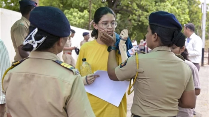 एमपी में NEET UG री-एग्जाम के दौरान दिखी सख्ती: बटन-कलावा काटे, चेन-इयरिंग्स उतरवाए; कई को नंगे पैर देनी पड़ी परीक्षा
